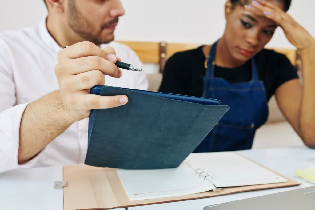 registros manuales y errores en asistencia